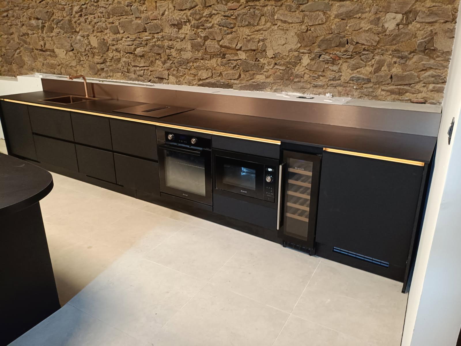 Cuisine noire linéaire avec électroménager intégré