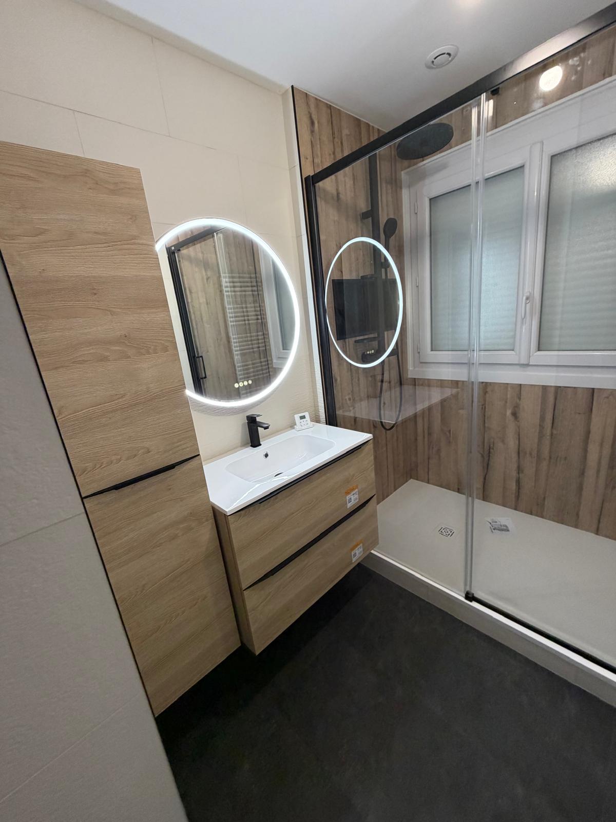 Salle de bains moderne - douche et meuble bois