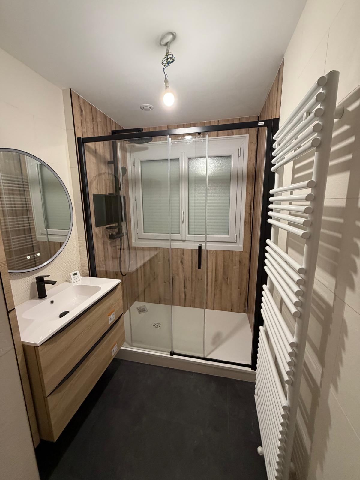 Salle de bains miroir LED et colonne de rangement