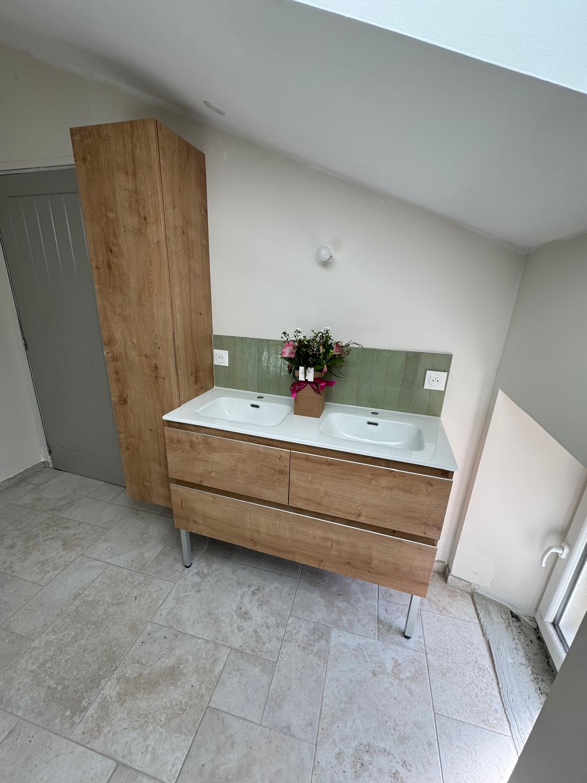 Double vasque bois avec crédence verte